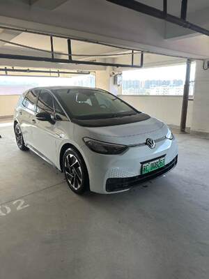Хорошая цена Volkswagen 2023 ID.3 Electric Hatchback с батареей 52,80 кВтч и пробегом 30 000 км в Pure Smart Edition онлайн